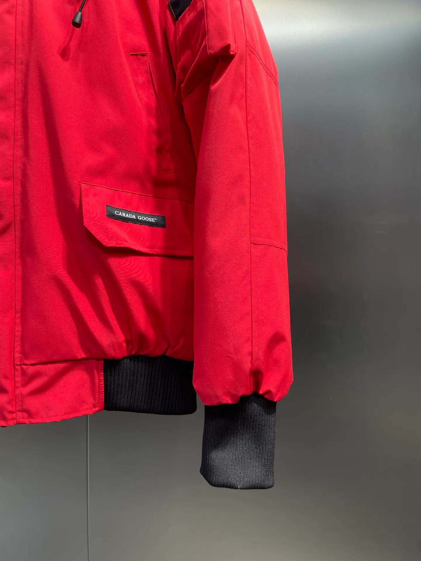 P760 high-end version Canada Goose Canada Goose #Chilliwack 7999M bomber jacket short down jacket/01 model #Men and Women Same Style# ➖ Genuine synchronous anti-counterfeiting chip sensor! ➖ Imported 21S polyester-cotton blended original fabric [last year’s 16S/18S hard fabrics have been completely eliminated, this year all use 21S genuine synchronous fabrics, the soft mid-strap feels delicate and textured], genuine synchronous Feather-Light 10D waterproof coating fabric, made of 84.5 polyester fiber and 15.5 cotton, 100% the best feel in the entire network! ➖ The genuine official website is synchronized with the national standard 80 white duck down, you can check the official website customer service, there will never be a series of misleading claims such as 90 down or goose down! ➖ Using the best nylon lining with double double-layer sealing design, velvet-proof No. 7 needle + grid-filled down ready-made garments, there is 100% no so-called velvet running! ➖ The cuffs are designed with thickened seamless threads, and the collar and pockets are lined with top-quality polar fleece to keep you warm and comfortable! ➖ Yoshida YKK provides original custom-made electroplated sliders. YKK two-way lockable zippers are tight and smooth and will not peel off paint! ➖ 3M composite guarantees that the Velcro is the same as the original, durable, and all accessories and hardware are custom-made! ➖ Imported BEHRINGER embroidery machine to customize the 10,000-needle embroidery logo, 98% of which can be reproduced to restore the original logo. You can check and compare on the official website! ➖ The fur collars are all made of large pieces of Western Canadian blue wolf hide, ensuring that each fur collar is 13-15cm wide!   Size:XS-XXL